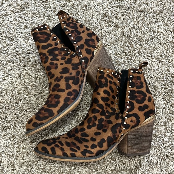 ShuShop Shoes - Shu Shop bootie sz 7.5 animal print with gold accents